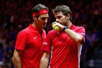 Roger Federer y Stan Wawrinka en el punto de dobles de la final de Copa Davis entre Francia y Suiza en Lille.