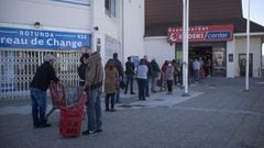 GIBRALTAR/02-01-2021: Colas en el exterior de un supermercado de Gibraltar formadas por las restricciones de COVID-19.
 FOTO: PACO PUENTES/EL PAIS