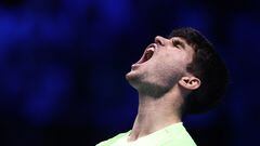 Carlos Alcaraz celebra su triunfo contra Daniil Medvedev en las ATP Finals de Turín.