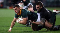 New Zealand&#039;s Liam Squire (R) tackles South Africa&#039;s Jesse Kriel (L) during the Rugby Championship match between New Zealand and South Africa at Albany Stadium in Auckland on September 16, 2017. / AFP PHOTO / MICHAEL BRADLEY