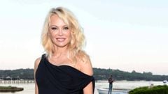 La actriz Pamela Anderson posando en una playa