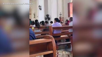 El imperdible momento de un aficionado ecuatoriano viendo a su Selección en… ¿La iglesia?