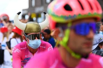 La última etapa del Tour en territorio danés contó con el protagonismo de Rigoberto Urán, quien utilizó un casco y un martillo vikingo.