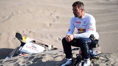 Sebastien Loeb tras su abandono en el Dakar.