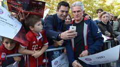 El entrenador Jupp Heynckes se hace un &lsquo;selfie&rsquo; con un aficionado del Bayern.