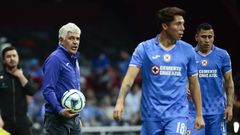 Ricardo Ferretti da indicaciones a sus jugadores en Cruz Azul