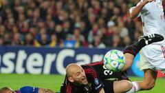 <b>PROTAGONISTAS. </b>Alves, que ayer jugó en una posición muy adelantada. agarra a Abbiati del brazo tras chocar con el portero del Milán por llegar forzado a un remate.
