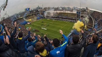 Boca Juniors&#039; supporters cheer for their team during the Argentina first division football match against River Plate at the La Bombonera stadium in Buenos Aires, on May 14, 2017. / AFP PHOTO / Eitan ABRAMOVICH