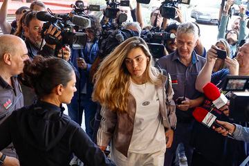 Máxima expectación a la llegada de las jugadoras del Real Madrid Femenino y Atlético de Madrid Femenino a la concentración de la selección. 