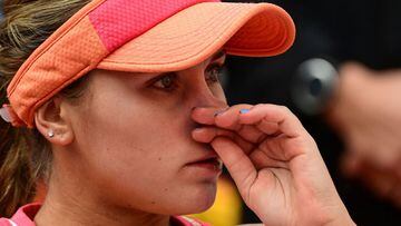 Sofia Kenin se lamenta tras perder ante Iga Swiatek en la final de Roland Garros 2020.