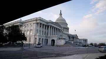 FOTO DE ARCHIVO: Una vista del edificio del Capitolio de EE. UU. Mientras los dem&oacute;cratas y republicanos contin&uacute;an avanzando en el acuerdo sobre el paquete de ayuda para la enfermedad del coronavirus (COVID-19) en Washington, D.C., EE. UU. El 21 de diciembre de 2020.