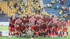 La plantilla del Atlético, con el trofeo Carranza ganado este verano de 2022.