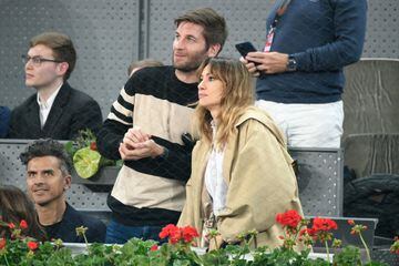 Natalia Verbeke con su pareja, Marcos Poggi, durante el partido de Novak Djokovic y Gaël Monfils.
