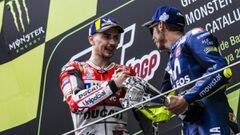 Lorenzo se saluda con Rossi en el podio del GP de Catalu&ntilde;a en 2019.