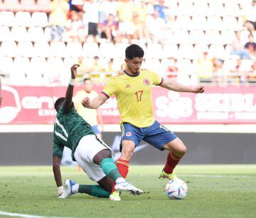 Steven Alzate disputa el balón frente a Arabia Saudita en el amistoso en el Nuevo Condominio en Murcia, España.