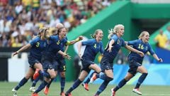 Sweden celebrate victory in the Women&#039;s Football Semi Final between Brazil and Sweden on Day 11 of the Rio 2016 Olympic Games at Maracana Stadium