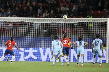Francisca Lara tuvo la chance de marcar el 3-0 de la Roja Femenina ante Tailandia y posibilitar la clasificación a octavos de final en el Mundial, Sin embargo, el disparo se estrellé en el larguero y Chile quedó eliminado. 