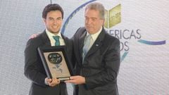 Sergio P&eacute;rez recibiendo el premio de la FIA al Mejor Piloto de Am&eacute;rica.