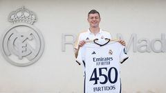Toni Kroos posa con la camiseta-homenaje a sus 450 partidos con la elástica madridista.