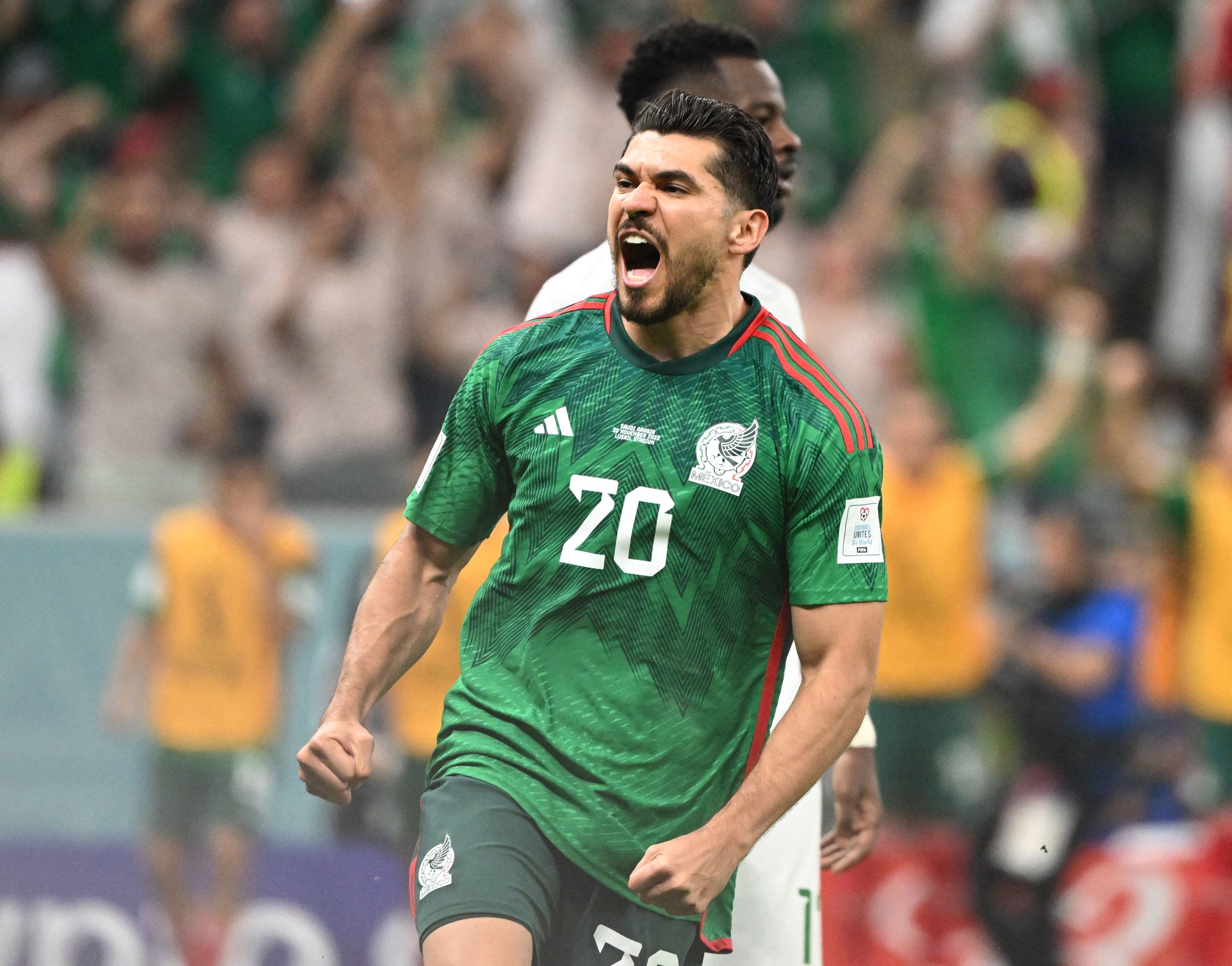 Henry Martin festeja el gol con México