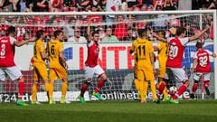 Mainz (Germany), 06/05/2017.- Mainz&#039;s Stefan Bell (C) celebrates his goal during the German Bundesliga soccer match between FSV Mainz 05 and Eintracht Frankfurt in Mainz, Germany, 13 May 2017. (Alemania) EFE/EPA/ARMANDO BABANI EMBARGO CONDITIONS - ATTENTION: Due to the accreditation guidelines, the DFL only permits the publication and utilisation of up to 15 pictures per match on the internet and in online media during the match.