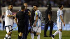 Leo Messi discute airadamente con el colegiado despu&eacute;s del partido entre la selecci&oacute;n argentina y Chile