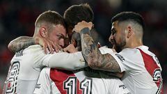 River Plate's Uruguayan midfielder Nicolas De La Cruz (C) celebrates with teammates after scoring a goal against Barracas Central during their Argentine Professional Football League tournament match at the Monumental stadium in Buenos Aires, on September 4, 2022. (Photo by Alejandro PAGNI / AFP)