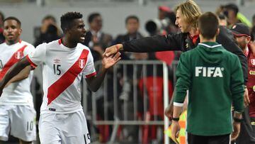 Peru&#039;s Christian Ramos (L) celebrates with his coach Ricardo Gareca, after scoring against New Zealand during their 2018 World Cup qualifying play-off second leg football match in Lima, Peru, on November 15, 2017. / AFP PHOTO / LUKA GONZALES