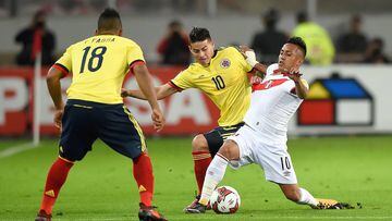 James Rodr&iacute;guez durante un partido entre Per&uacute; y Colombia por Eliminatorias.