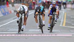 Michal Kwiatkowski supera al sprint a Peter Sagan y Julian Alaphilippe para llevarse la victoria en la Mil&aacute;n-San Remo.