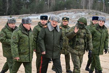 Belarusian President Alexander Lukashenko visits Obuz-Lesnovsky training ground, where Russian troops are stationed in the Brest region, Belarus January 6, 2023. Andrei Stasevich/BelTA/Handout via REUTERS ATTENTION EDITORS - THIS IMAGE HAS BEEN SUPPLIED BY A THIRD PARTY. NO RESALES. NO ARCHIVES. MANDATORY CREDIT.