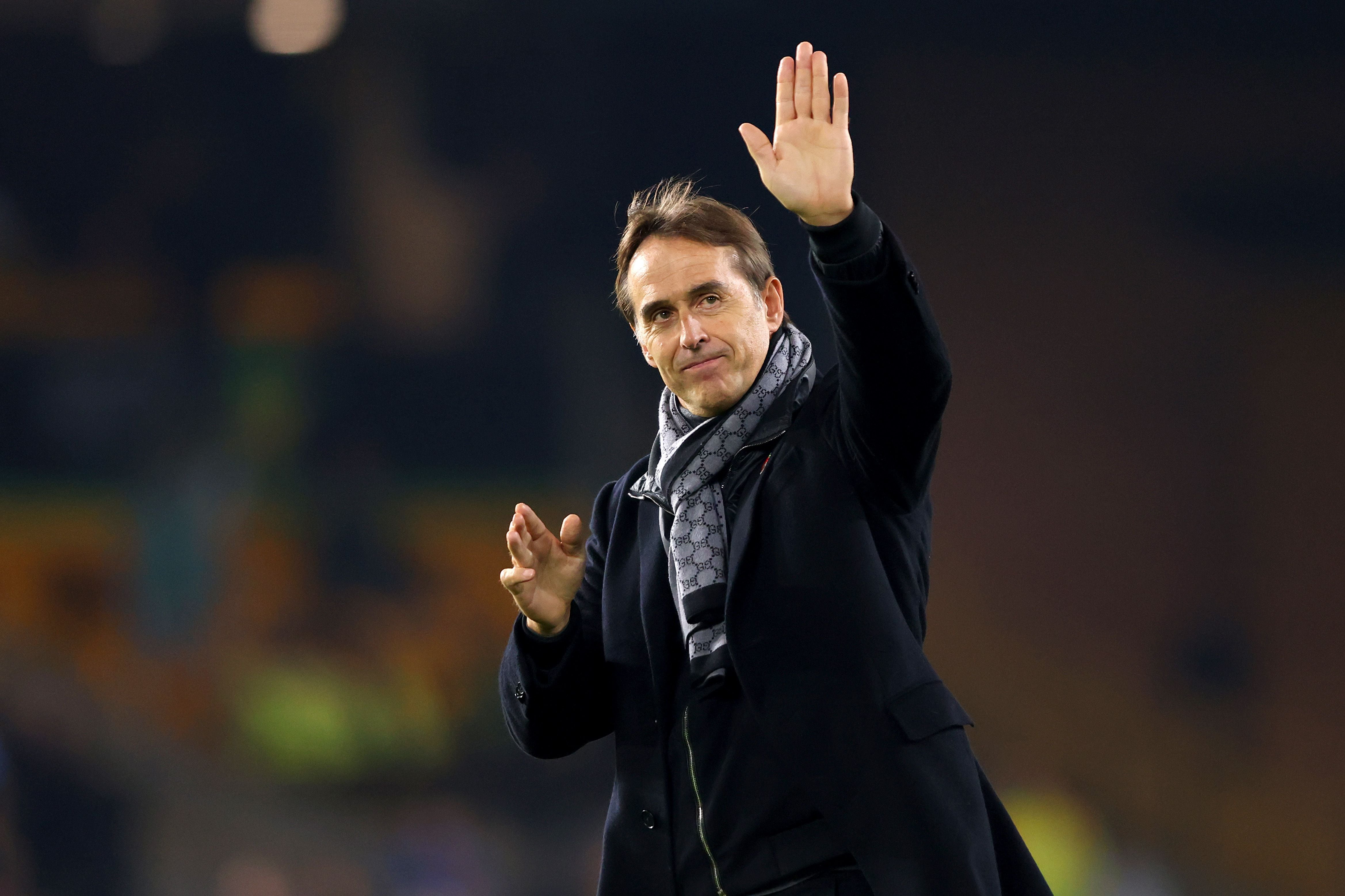 WOLVERHAMPTON, ENGLAND - NOVEMBER 12: Newly appointed Wolverhampton Wanderers manager, Julen Lopetegui acknowledges the fans prior to the Premier League match between Wolverhampton Wanderers and Arsenal FC at Molineux on November 12, 2022 in Wolverhampton, England. (Photo by Marc Atkins/Getty Images)