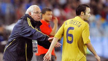 Luis Aragonés da instrucciones a Iniesta durante el Rusia-España de las semifinales de la Eurocopa 2008.