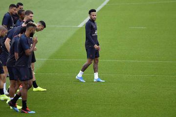 Singled out | Neymar Jr warms up during a Paris Saint-Germain training session.