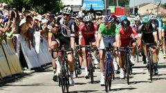 Germany&#039;s Phil Bauhaus (L) celebrates as he crosses the finish line ahead of France&#039;s Arnaud Demare (3rdR), wearing the best sprinter&#039;s green jersey, and France&#039;s Nacer Bouhanni (2ndR), at the end of the 175,5 km fifth stage of the 69th edition of the Criterium du Dauphine cycling race on June 8, 2017 between La Tour-de-Salvagny and Macon. / AFP PHOTO / PHILIPPE LOPEZ