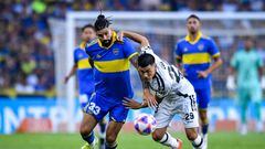 BUENOS AIRES, ARGENTINA - FEBRUARY 05: Nicolas Orsini of Boca Juniors competes for the ball with Gustavo Canto of Central Cordoba during a match between Boca and Central Cordoba as part of Liga Profesional 2023 at Estadio Alberto J. Armando at Estadio Alberto J. Armando on February 5, 2023 in Buenos Aires, Argentina. (Photo by Marcelo Endelli/Getty Images)