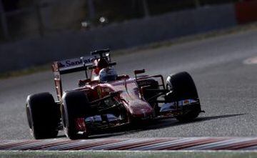 GRA322. MONTMELÓ (BARCELONA), 27/02/2015.- El piloto alemán de Ferrari, Sebastian Vettel, durante la segunda jornada de la tercera tanda de entrenamientos oficiales de Fórmula Uno que se celebran en el Circuito de Catalunya de Montmeló. EFE/Alberto Estévez