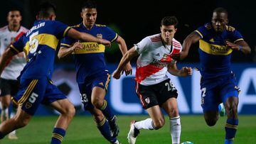 River Plate&#039;s Jose Paradela (L) and Boca Juniors&#039; Luis Advincula (R) vie for the ball during their Copa Argentina round before quarterfinals footballl match at Ciudad de La Plata stadium, in La Plata, Buenos Aires province, Argentina, on August 4, 2021. (Photo by Demian Alday Estevez / POOL / AFP)