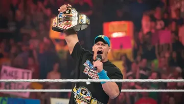 John Cena con el campeonato de los Estados Unidos.
