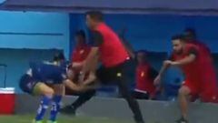 César Farías enloquece y agrede a dos jugadores rivales en medio de un partido en Ecuador
