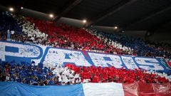 Paris (France), 13/08/2022.- Paris Saint Germain's fans cheer on their team during the French Ligue 1 soccer match between PSG and Montpellier at the Parc des Princes stadium in Paris, France, 13 August 2022. (Francia) EFE/EPA/CHRISTOPHE PETIT TESSON

