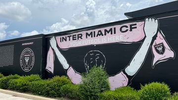 AME5220. FORT LAUDERDALE (ESTADOS UNIDOS), 08/06/2023.- Fotografía de un mural del Inter Miami en el estadio DRV PNK, hoy, en Fort Lauderdale (EE.UU.). A 50 kilómetros del centro de Miami, a pocos pasos del aeropuerto privado de Fort Lauderdale, se encuentra el DRV PNK Stadium. Tiene aforo para 19.100 espectadores y luce en sus gradas negras el escudo rosado del Inter Miami. Es la nueva casa de Lionel Messi. No hay entradas para el Inter-Cruz Azul del 21 de julio, la fecha de su posible debut, por menos de 500 dólares. "No habrá un asiento libre juegue donde juegue", dice a EFE un aficionado del club. EFE/ Andrea Montolivo
