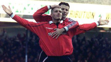 LCR06D:SPORT-SOCCER:LEICESTER,ENGLAND,18MAR00 - Manchester United midfielder David Beckham (L) celebrates scoring against Leicester City with team mate Ryan Giggs in their FA Premiership game at the Filbert Street stadium March 18.   dc/Photo by Dan Chung