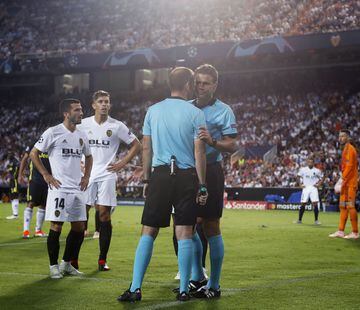El árbitro Félix Brych consultó, al asistente de área, la decisión de expulsar a Cristiano Ronaldo.