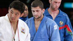 El judoca georgiano Zurab Zviadauri, con kimono azul, sube al podio tras ser subcampe&oacute;n del mundo de judo en 90kg en los Mundiales de Osaka. 