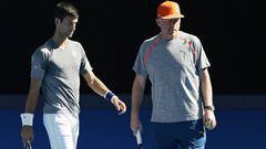 Novak Djokovic y Boris Becker, durante una sesi&oacute;n de entrenamiento del abierto de Australia en Melbourne (Australia).