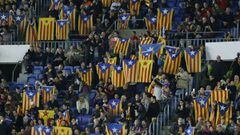 El Camp Nou lleno de aficionados mostrando las banderas esteladas.