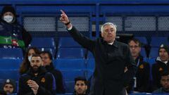 Ancelotti da una instrucción ante el Chelsea