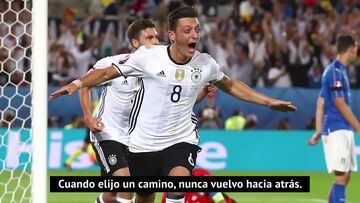 Curiosa manera de desatar aplausos en la audiencia: Özil sobre la selección alemana...