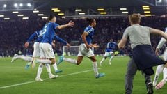 Soccer Football - Premier League - Everton v Crystal Palace - Goodison Park, Liverpool, Britain - May 19, 2022 Everton&#039;s Dominic Calvert-Lewin celebrates scoring their third goal with Michael Keane and Dele Alli Action Images via Reuters/Carl Recine 